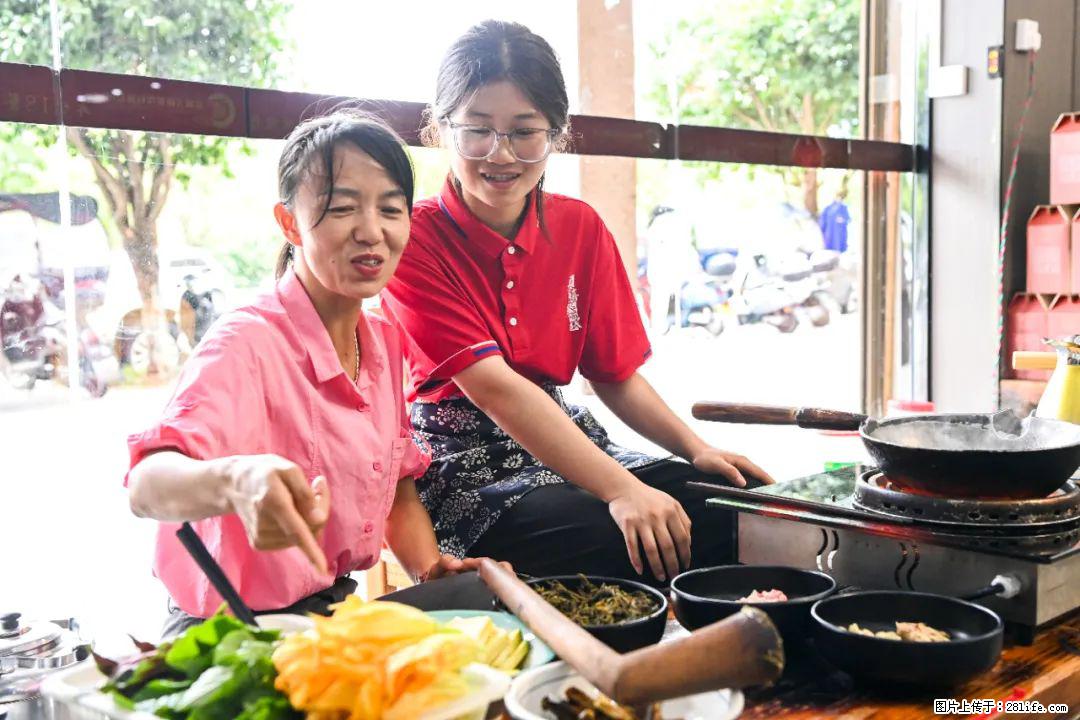 全网追的“扁担女孩”，找了一份暑假工，时薪12元 - 明港生活资讯 - 明港28生活网 mg.28life.com